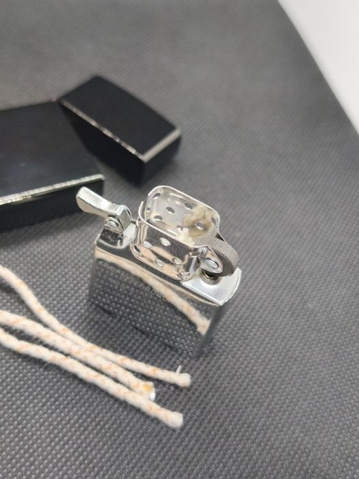 Isqueiro Estilo Zippo absolutamente Novo com bolsa.