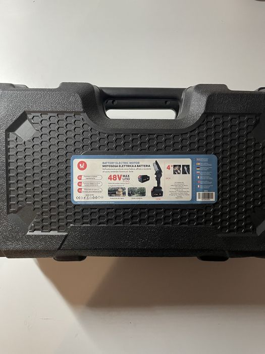 mini piła łańcuchowa do galezi w zestawie 2x akumulator, ładowarka i śrubokręt