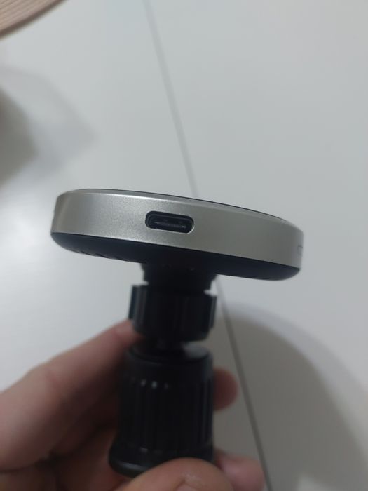 Бездротова зарядка в авто