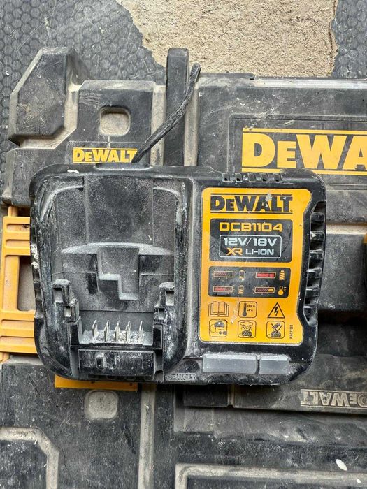 Kit 2 baterias DEWALT com carregador XR 12V - 18V / 5AH
