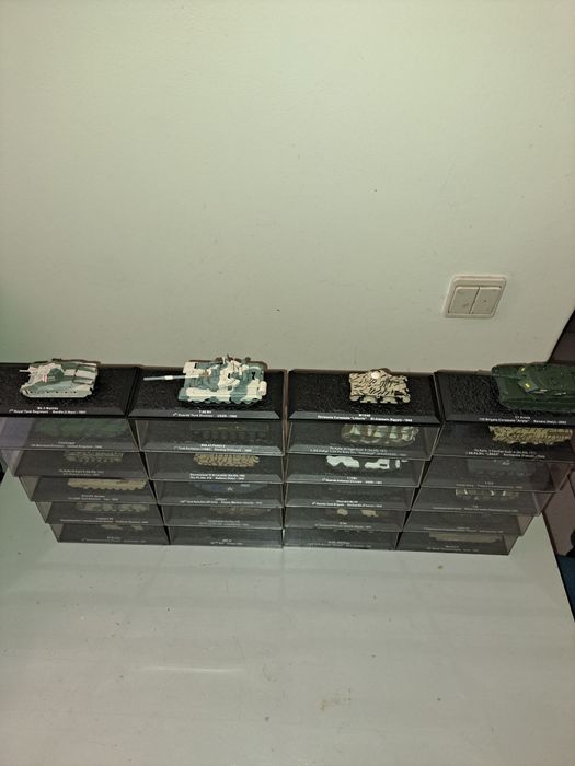 vendo lote de 24  miniaturas de colecção Tanques da 2ª Guerra, todos novos ainda na caixa.