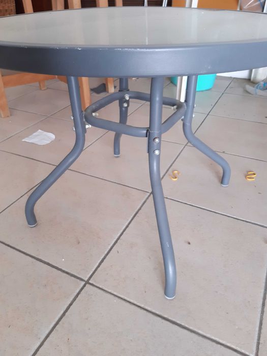 Mesa baixa metálica de tampo em vidro