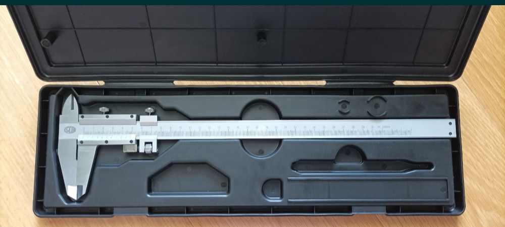 Набор метчиков и плашек. Штангенциркули.