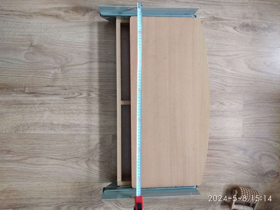 Висувна полиця для клавіатури та мишки комп'ютера.