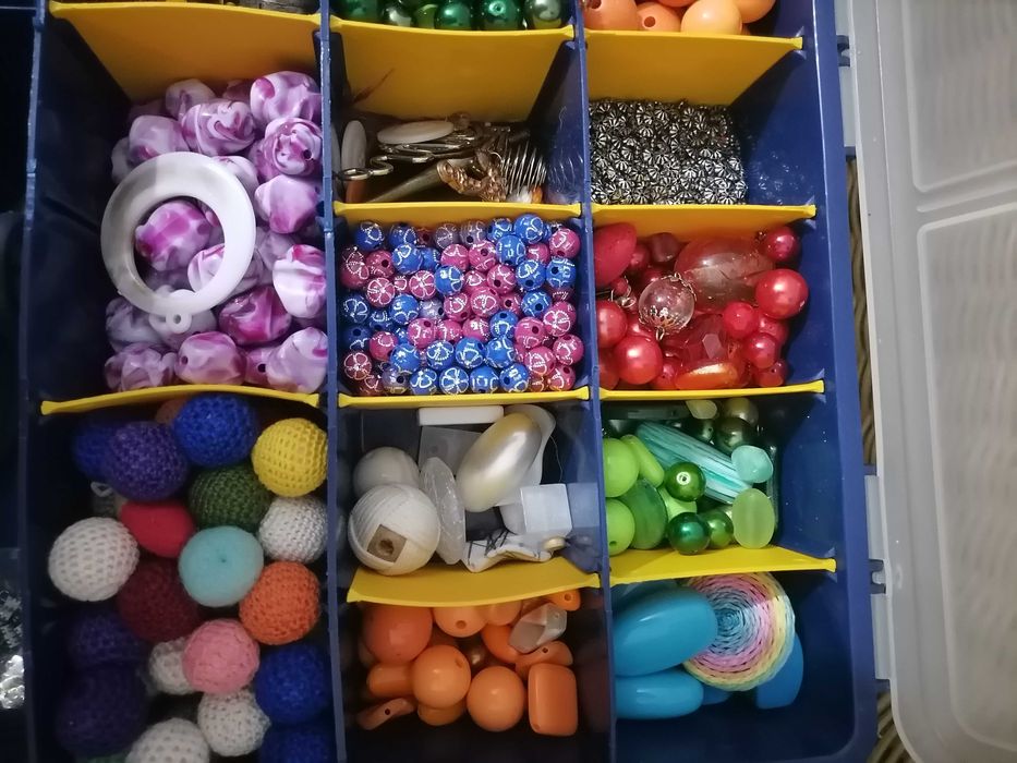 Caixa com peças para bijuteria