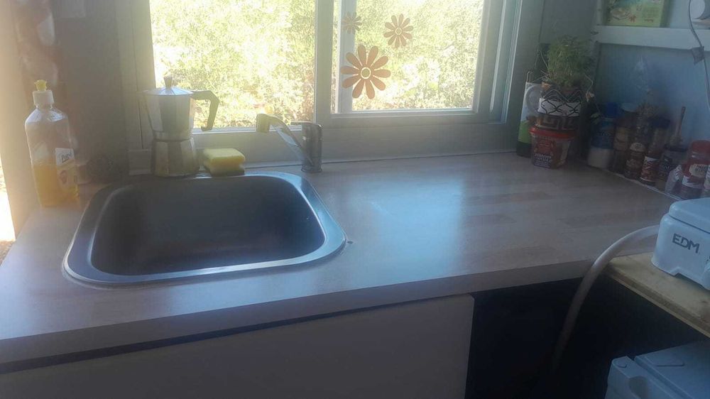 6 Bancada de cozinha em aglomerado com efeito madeira