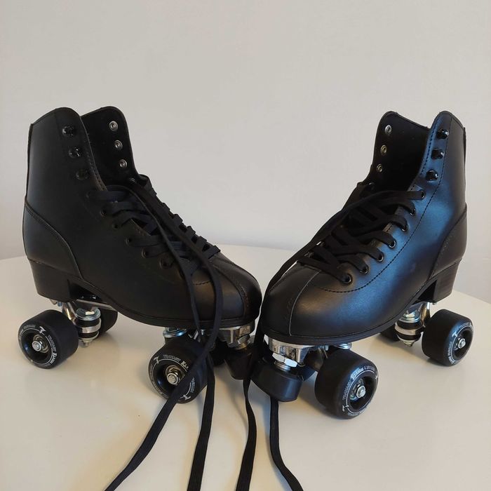 Patins de 4 Rodas adulto Quad Marca Traxart Klassic preto alumínio.