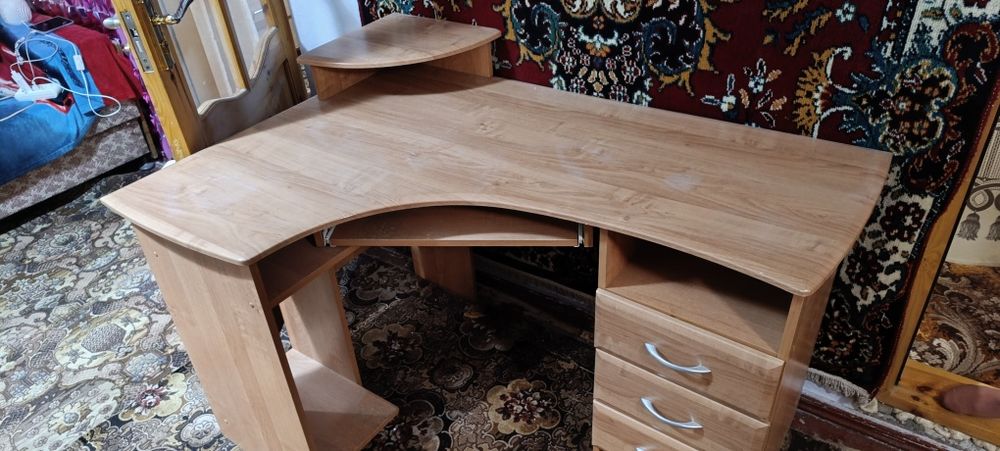 Угловий комп'ютерний стіл