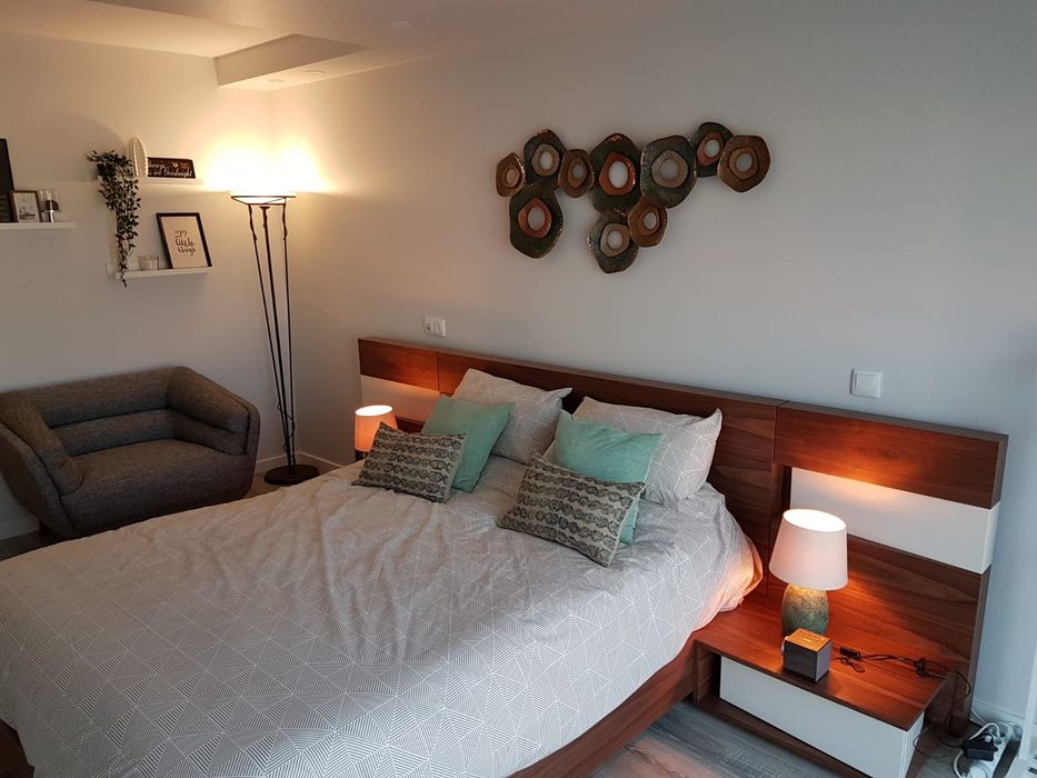 Cama + mesas cabeceira