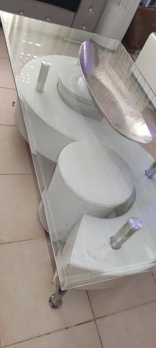 Mesa de centro com algumas marcas de uso