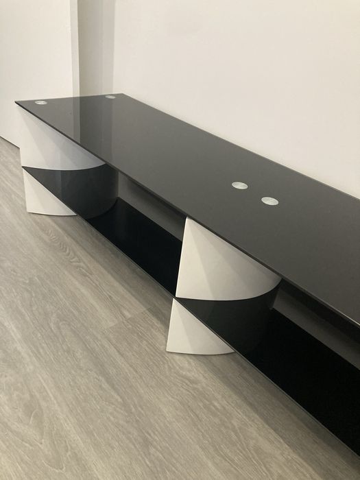 Móvel de TV preto e branco