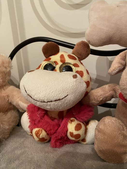 8 peluches quase novos (Chicco, Elphie, Spritz Hello kitty e outros)