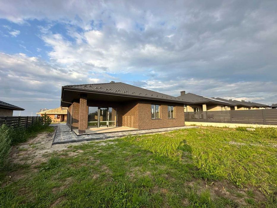 Сучасний Будинок в Обарові з власною ділянкою 7 сот.