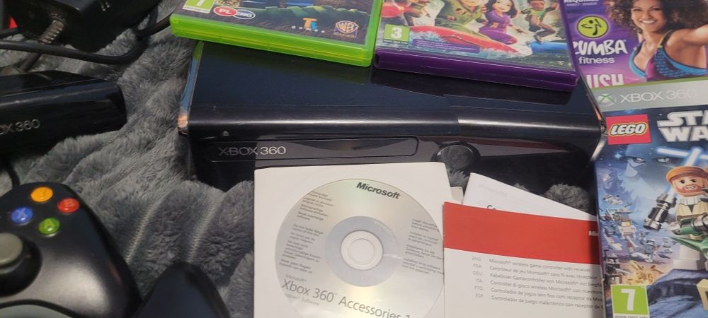 Konsola Xbox 360,kinekt, 2 pady, 7 gier. Polecam.