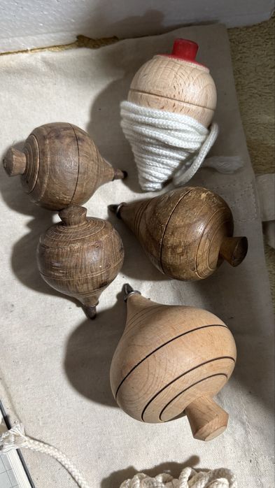 Conjunto de peões em madeira