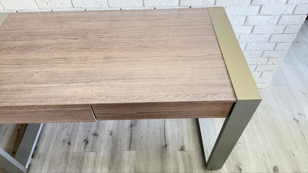 Biurko VOX Modern 140 × 70 cm – 2 szuflady – bardzo dobry stan