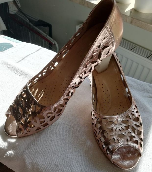 Eleganckie ażurowe buty miedziane Aga 40