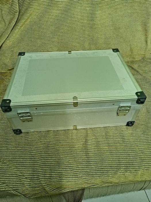 Продам чемодан великий