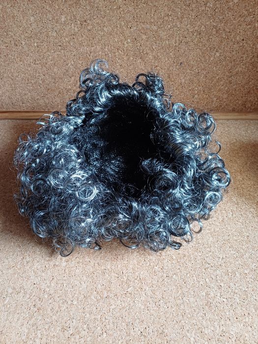 Peruca curta com caracóis. 
Nova.
Sintético natural.