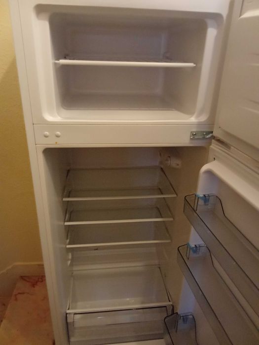 Frigorífico da marca select line com 2 anos de uso em excelente estado