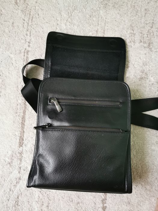 Продам чоловіча  сумку кожаную через плече шкіряна  кожа Hugo Boss ори