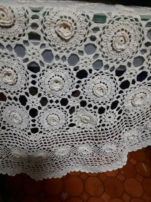 Selling a crocheted tablecloth431195603170109446