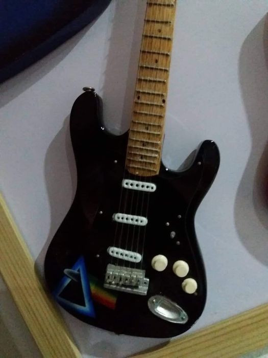 Vendo coleção de guitarras miniatura