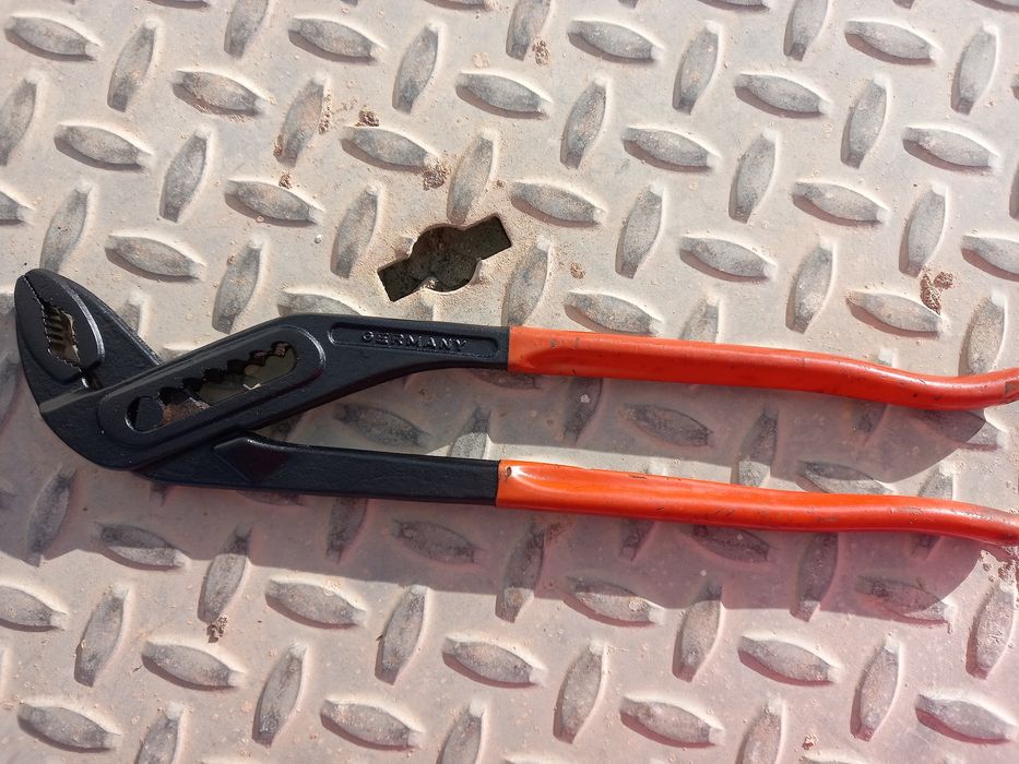 Alicate de grifos alemão