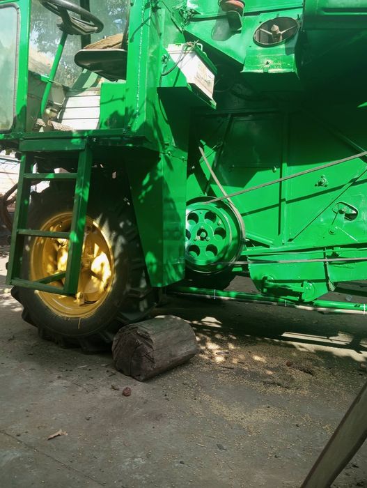 Комбаїн вольво 800