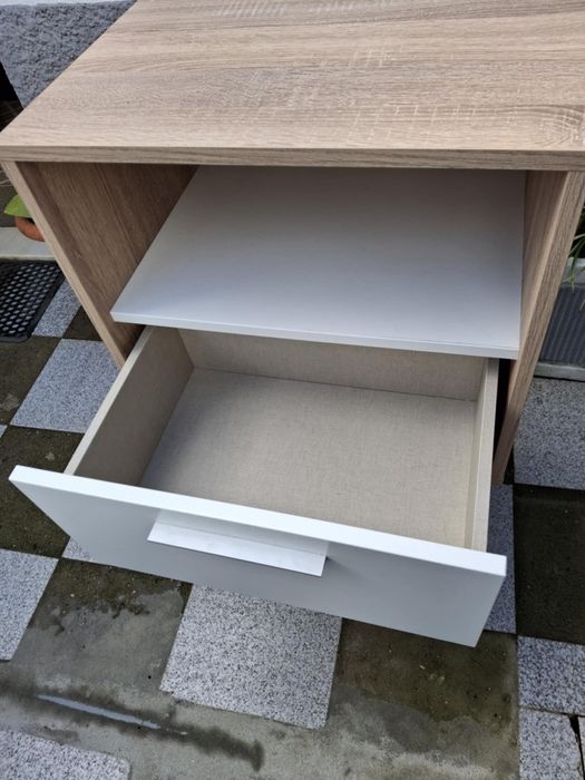 . Mesa de cabeceira da jom