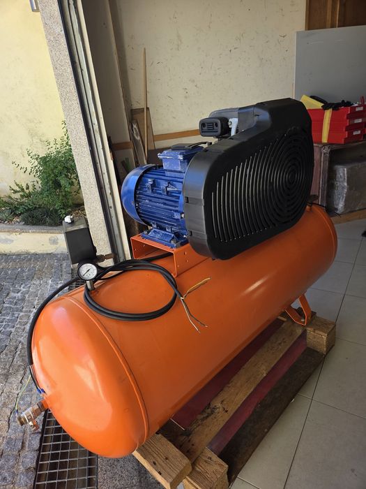 Compressor  DeVilbiss 300L
