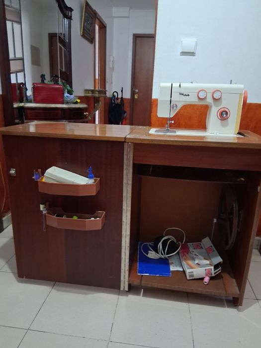 Máquina de costura eletrico e pedal