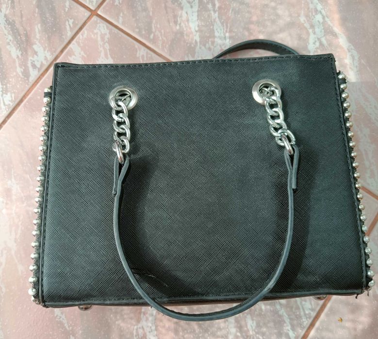 Czarna torebka shopper z ćwiekami i łańcuszkami