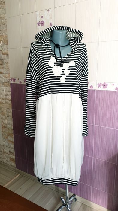 Фирменное комбинированное платье с капюшоном