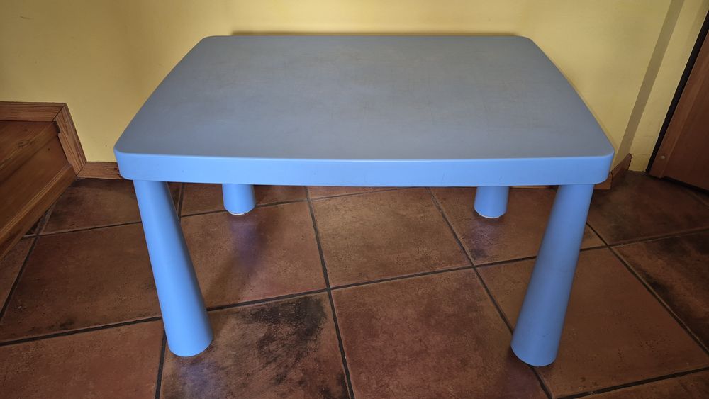 Stolik i dwa krzesełka dla dzieci. IKEA Mammut