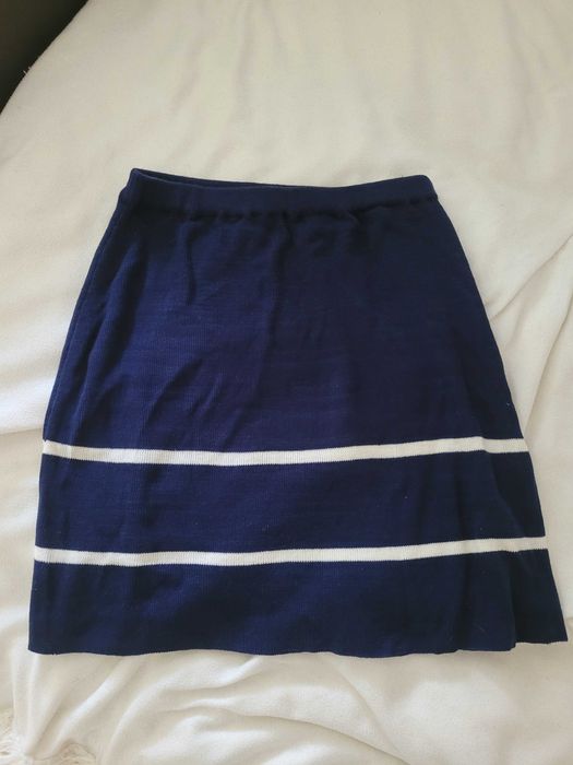 Granatowa marynarska spódnica w białe pasy