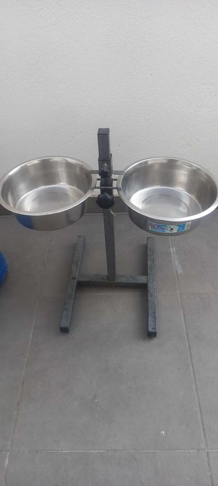 Comedouro e bebedouro para cães