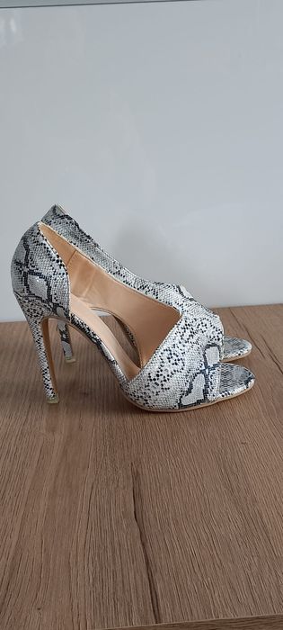 Szpilki 38 wężowa skórka 24 cm