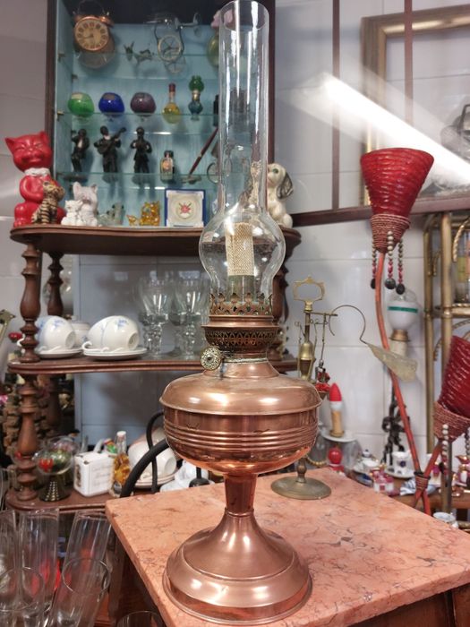 Conjunto de candeeiros a petróleo em latão e cobre (35€ cada)

Este tipo de candeeiros eram populares no final do século XIX e início do século XX e f