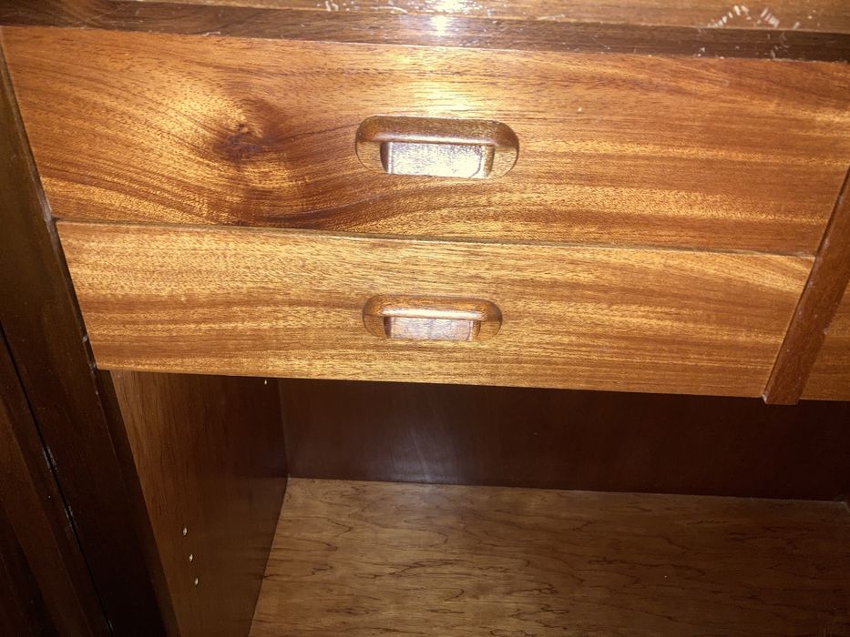 Móvel de sala em MOGNO com prateleiras e gavetas