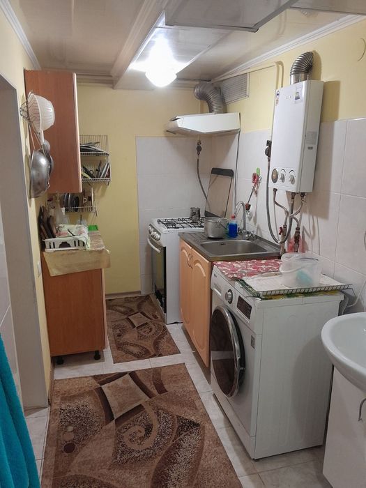 Продається садиба з будинком і присадибними будівлями.