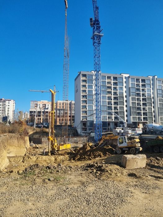 Бурова установка. Сваї. MAIT HR 110 BAUER Свайне поле підпірна стіна