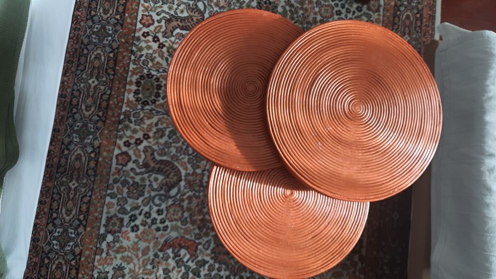 Mesa de apoio de sofá _sala estar pintada em rose gold com terminações de pés pintado em dourado