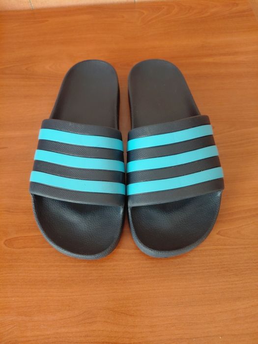 Шльпанці Adidas.