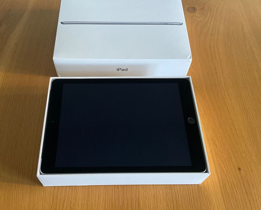 Apple iPad A1823 5th Gen 9,7" 2 GB / 32 GB szary