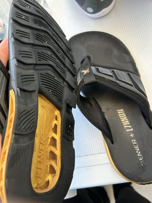 Chinelo kenner L7 dourado e pretl