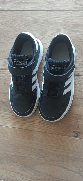 Czarne buty Adidas.