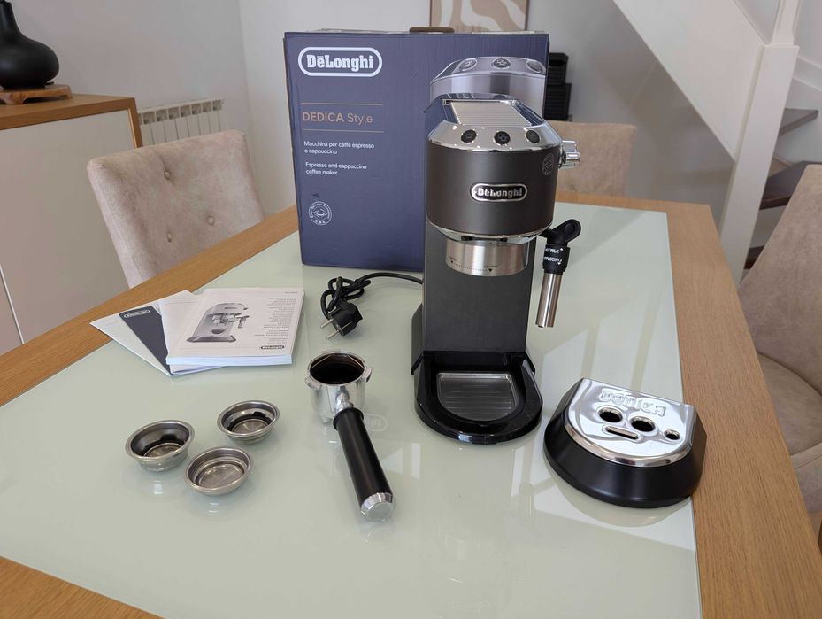 Máquina de café DeLonghi "Dedica" Style