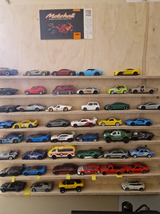 Szafka z hot wheels  kolekcjonerskie 46 sztuk