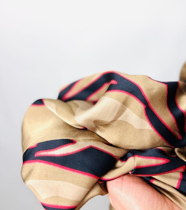 Beżowa sukienka z abstrakcyjnym wzorem S 36